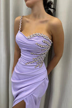Einseitig schulterfreies, lilafarbenes Meerjungfrauen-Abendkleid mit Kristallschlitz am Saum 