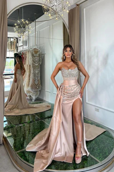 Vestidos de Noche con Cuentas Plateadas, Escote Corazón, Abertura Alta y Pliegues