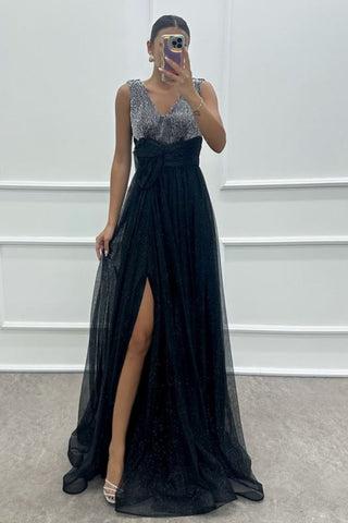 Vestido con escote en V, detalle de rosa y diseño bordado