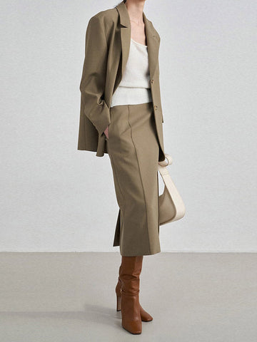 Conjunto de tres piezas de blusa y camisa de manga larga con solapa, botones sueltos, falda, pantalón y blazer con cuello con muescas. 