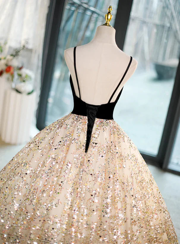 Paillettenbesetztes, hellchampagnerfarbenes, perlenbesetztes Ballkleid mit V-Ausschnitt und langen Trägern