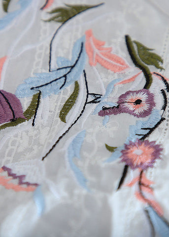 Camisa blanca sencilla con cuello en V, bordada, diseño bajo y alto, con mangas tipo brazalete 