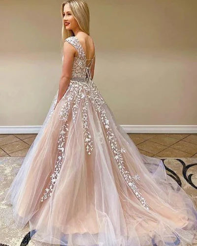 Hermoso vestido de fiesta de encaje con mangas cortas y tul largo para noche.