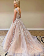 Hermoso vestido de fiesta de encaje con mangas cortas y tul largo para noche.