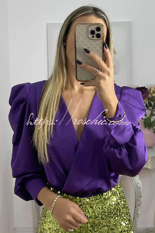 Perfectly Adored – Satinbluse mit überkreuztem Ausschnitt und Puffärmeln 