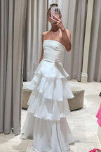 Trägerloses plissiertes Abendkleid mit mehreren Lagen und ärmelloses Ballkleid