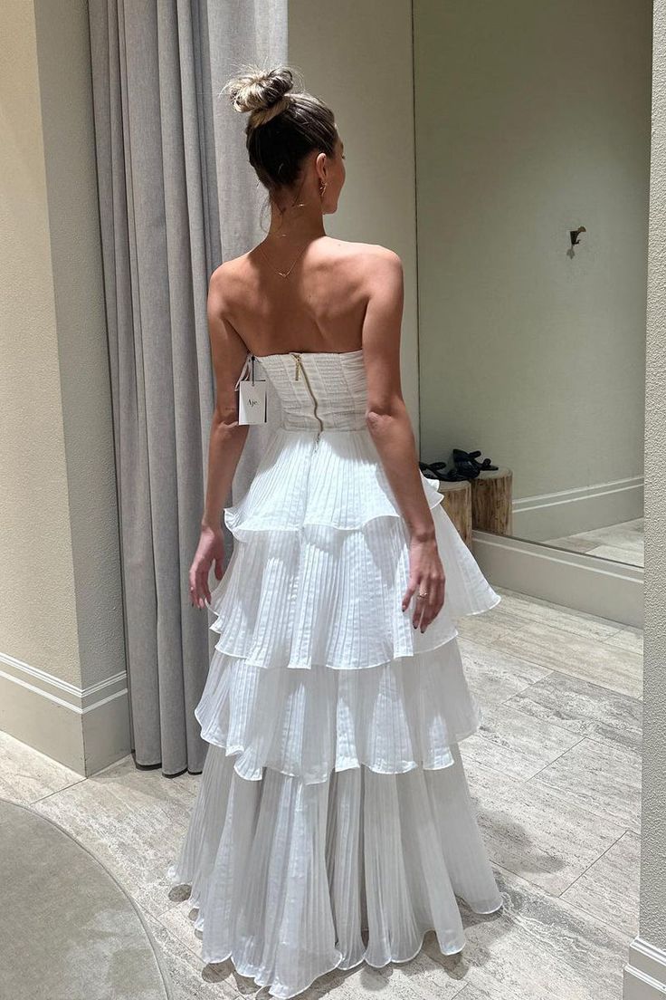 Trägerloses plissiertes Abendkleid mit mehreren Lagen und ärmelloses Ballkleid