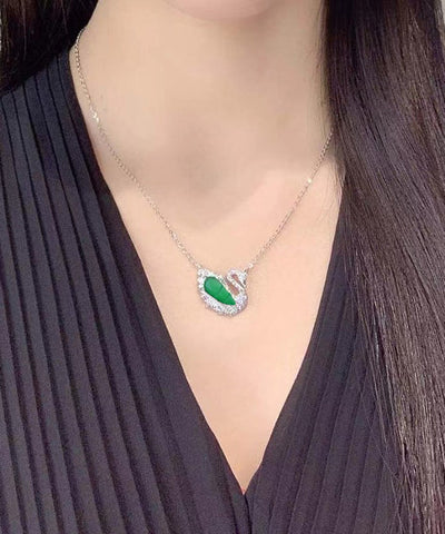 Collar moderno con colgante de cisne pequeño de jade verde en plata de ley 