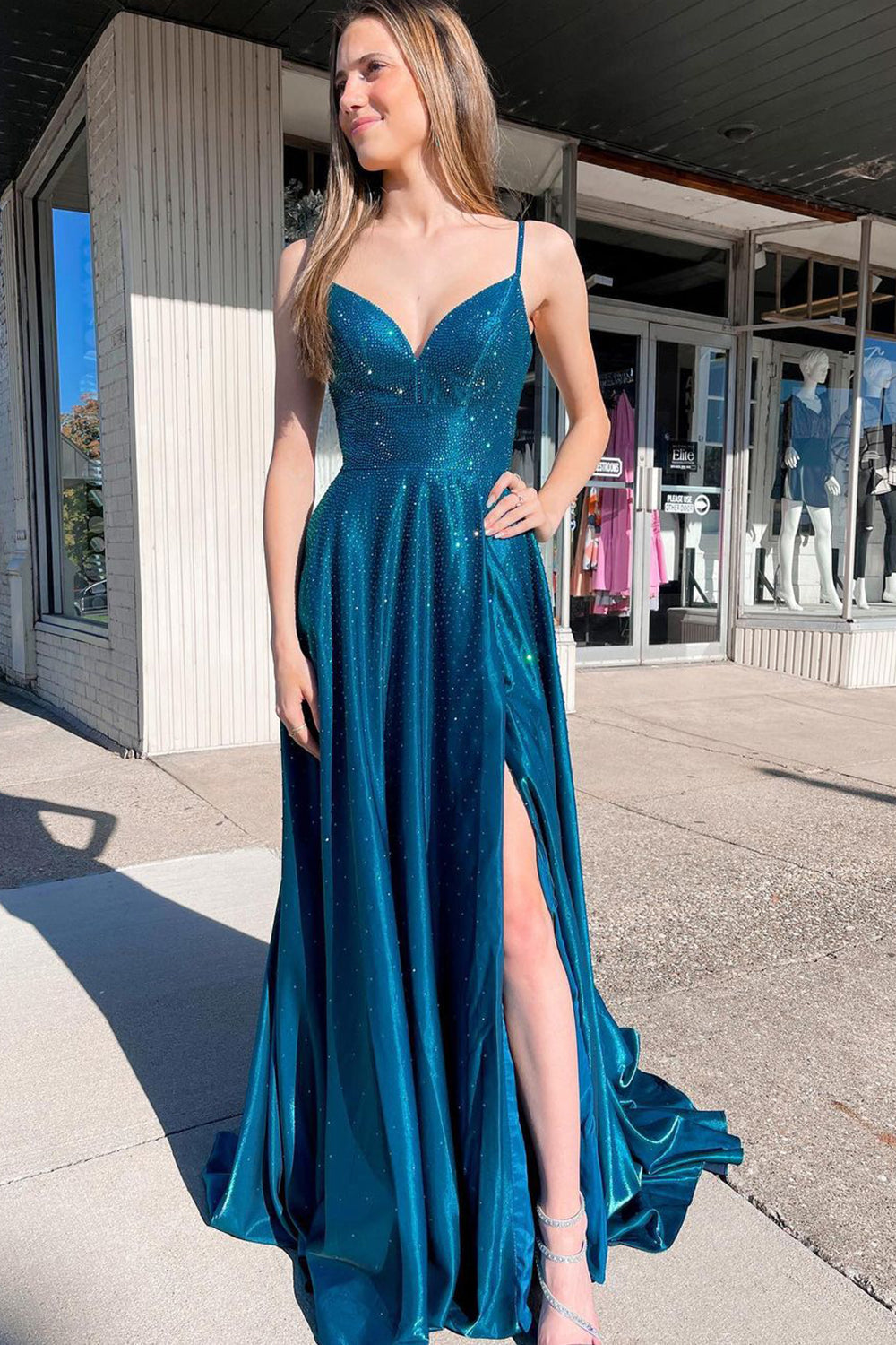 Langes, pfauenblaues A-Linien-Abendkleid mit Spaghettiträgern und Schlitz vorne