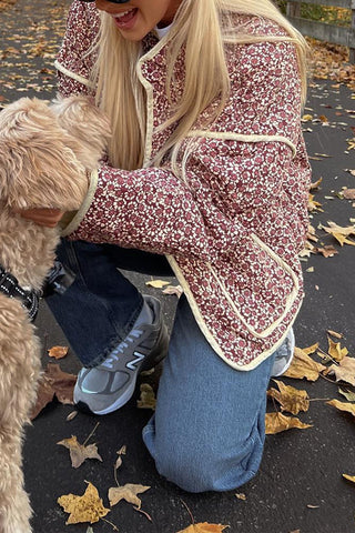 Meridress Steppmantel mit Stehkragen und offener Vorderseite und Blumendruck