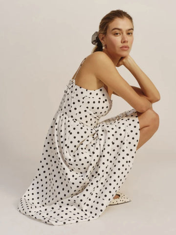 Vestido midi de verano blanco con tirantes y cuello plisado de lunares para playa 