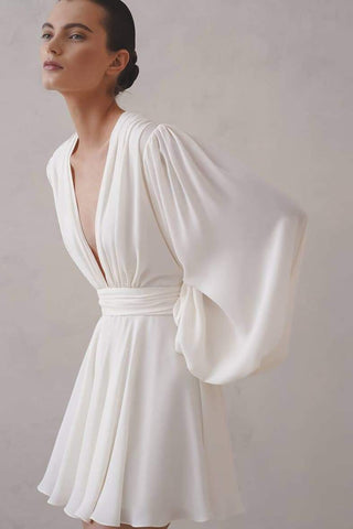 Vestido mini Amelia con escote en V profundo 