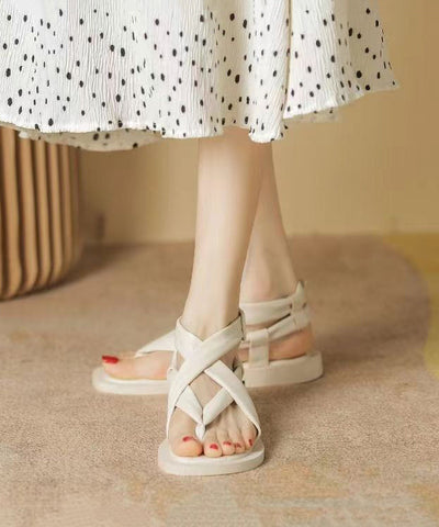 Sandalias romanas de tiras planas y versátiles de color albaricoque 