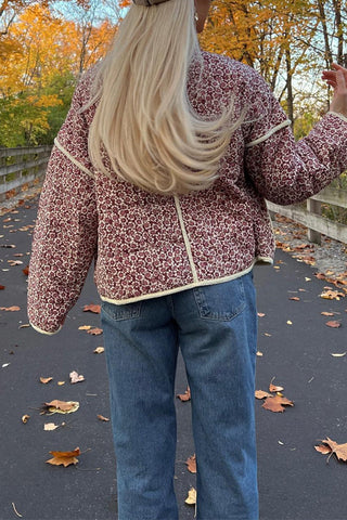 Meridress Steppmantel mit Stehkragen und offener Vorderseite und Blumendruck