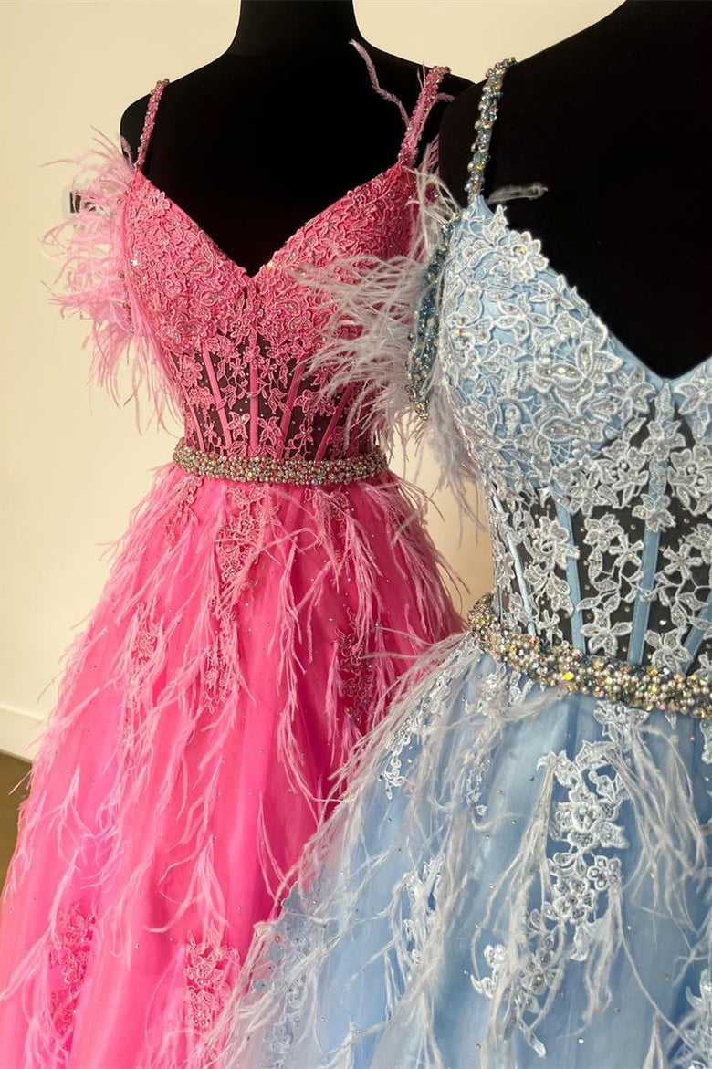 A-Linien-Abendkleid aus Spitze und Tüll mit V-Ausschnitt, Perlen- und Federstickerei.