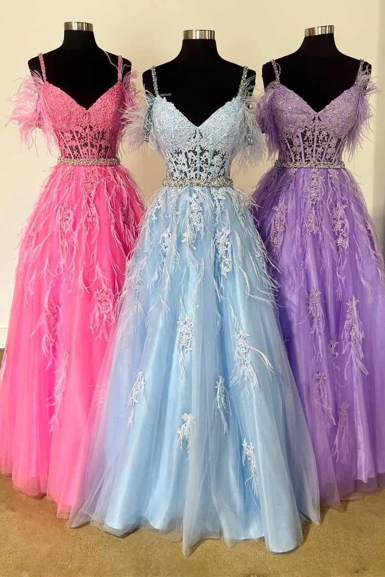 A-Linien-Abendkleid aus Spitze und Tüll mit V-Ausschnitt, Perlen- und Federstickerei.