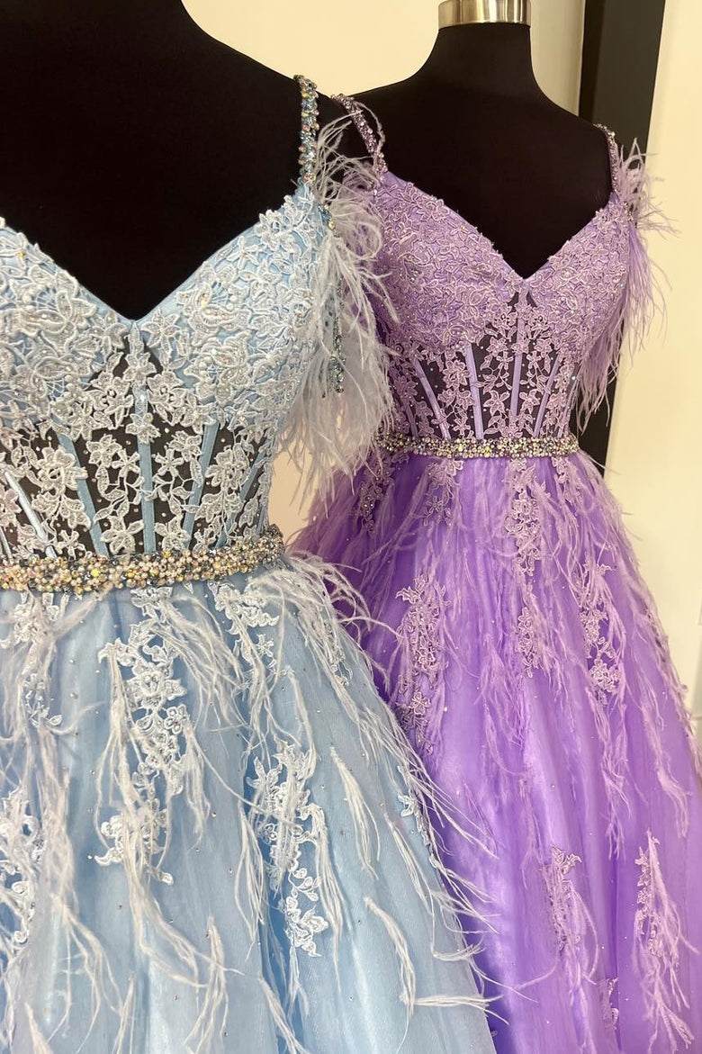 A-Linien-Abendkleid aus Spitze und Tüll mit V-Ausschnitt, Perlen- und Federstickerei.