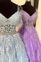 A-Linien-Abendkleid aus Spitze und Tüll mit V-Ausschnitt, Perlen- und Federstickerei.