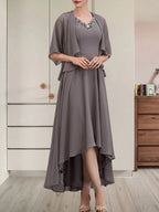 A-Linien-Kleid aus Chiffon mit V-Ausschnitt, asymmetrischem Muster und Perlen- und Paillettenbesatz für die Mutter der Braut