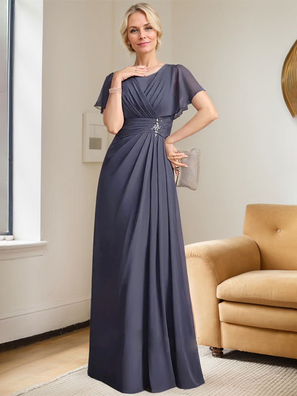 A-Linien-Kleid aus Chiffon mit Rundhalsausschnitt und bodenlanger Verarbeitung, verziert mit plissierten Perlen.