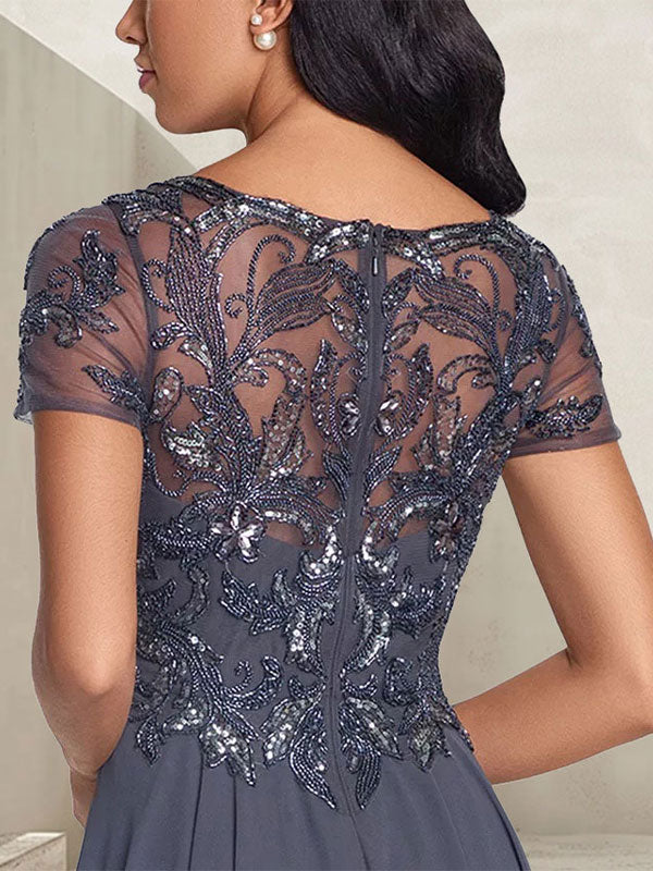 Anthrazitgraues, A-Linien-Kleid mit Rundhalsausschnitt und Perlenstickerei für die Mutter der Braut