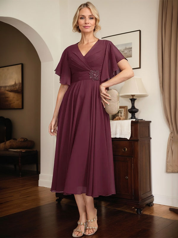 A-Linien-Chiffonkleid mit V-Ausschnitt, Teelänge und plissierter Perlenstickerei für die Mutter der Braut
