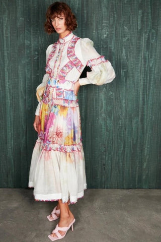 Vestido midi con volantes, cuello alto, mangas farol y cinturón con estampado floral 