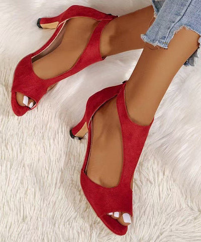 Sandalias rojas de tacón alto de gamuza suave con empalme y punta abierta ahuecada 