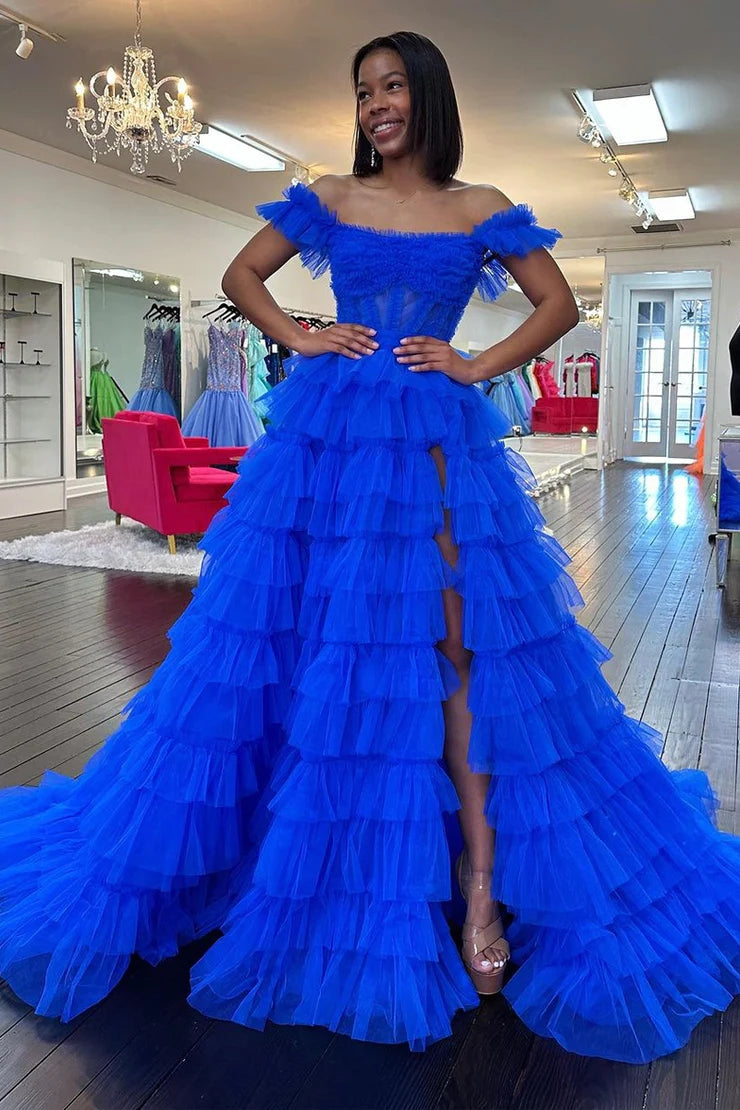 Schulterfreies, gestuftes, langes Tüll-Abendkleid mit Rüschen und Schlitz