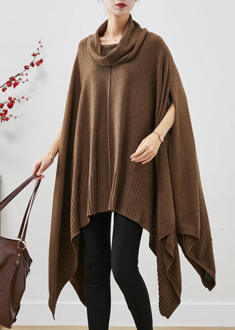 Lässiger brauner Rollkragenpullover mit asymmetrischem, extra großem Saum und Umhangärmeln 