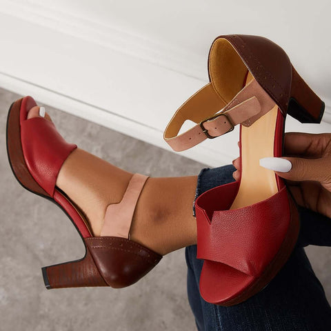 Sandalen mit klobigem Blockabsatz und offenen Zehenpartien 