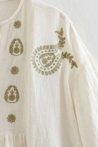 Blusen mit V-Ausschnitt und Blumenstickerei in Kontrastfarbe 