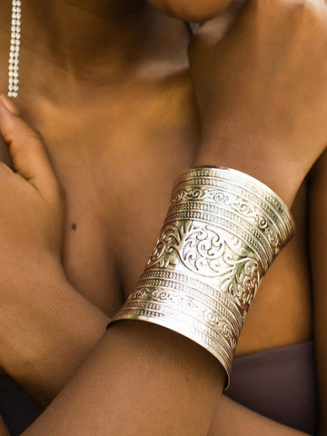 Accesorios de pulsera de color sólido geométrico con patrón tallado 