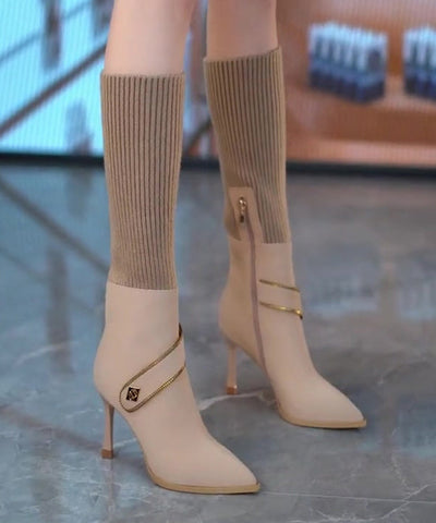 Schicke Stiefel aus Kunstleder mit elastischem Strick und Absatz in Kaffee 