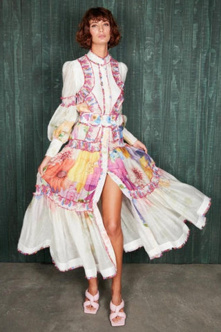 Vestido midi con volantes, cuello alto, mangas farol y cinturón con estampado floral 