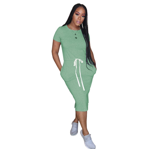 Vestido midi básico de color liso con cintura elástica y manga corta: vestido cómodo y elegante para mujer. 