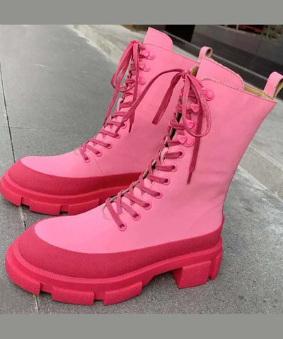 Stilvolle klobige Stiefel mit gekreuzten Riemen und Nietenspleißung in Rose 