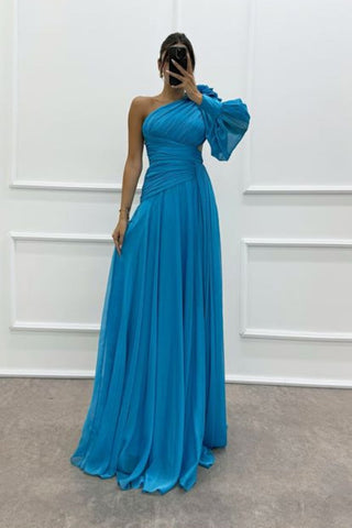 Abendkleid mit einem Ärmel und Schulterdetail