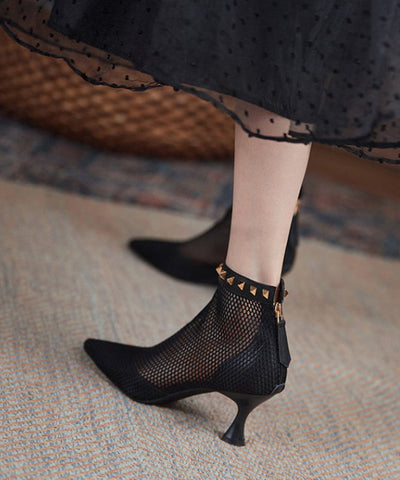Botas negras con remaches y malla transpirable con punta puntiaguda 