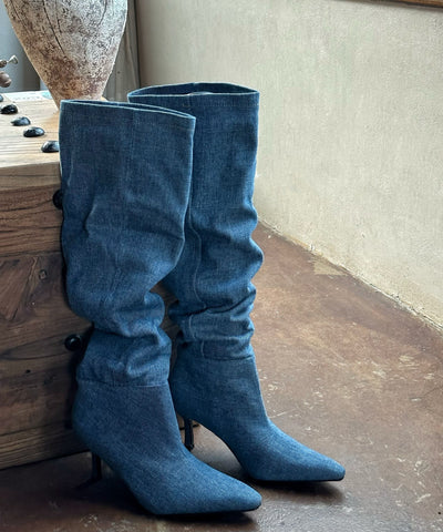 Stilvolle hellblaue Jeansstiefel mit Stilettoabsatz und spitzer Zehenpartie 