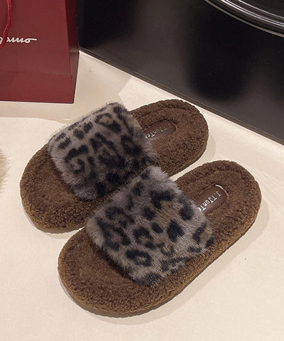 Pantuflas de piel sintética de leopardo color caqui con plataforma de unión 