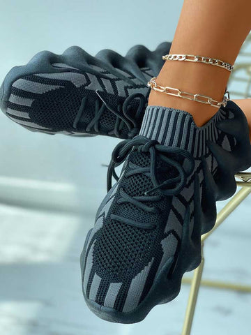 Atmungsaktive Sneakers aus Strick mit Schnürung 