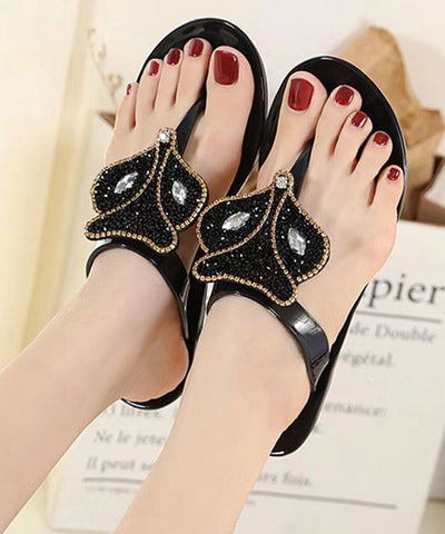 Chanclas elegantes de cristal transparente con base plana 