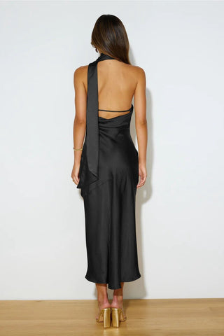 Vestido midi de satén con cuello halter y capucha de Nad 