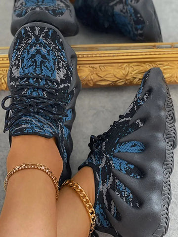 Atmungsaktive Sneakers aus Strick mit Schnürung 