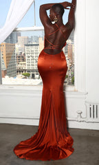 Vestido de fiesta de sirena color terracota con escote drapeado y cola amplia.