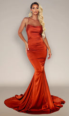 Vestido de fiesta de sirena color terracota con escote drapeado y cola amplia.