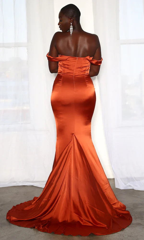 Vestido de fiesta de sirena color terracota con escote drapeado y cola amplia.