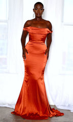 Vestido de fiesta de sirena color terracota con escote drapeado y cola amplia.