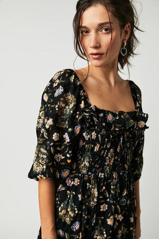 Vestido midi con volantes y corpiño fruncido con estampado de iris 